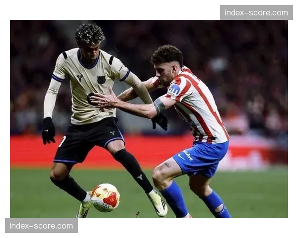 场边镜头：西蒙尼因对一次本方防守犯规判罚不满，与第四官员激烈争论。