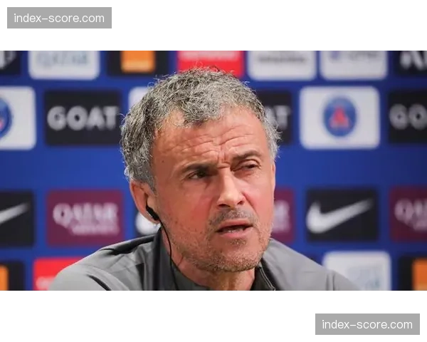 巴黎主帅恩里克接受采访，谈及三月球队在控球与防守转换间寻找平衡点