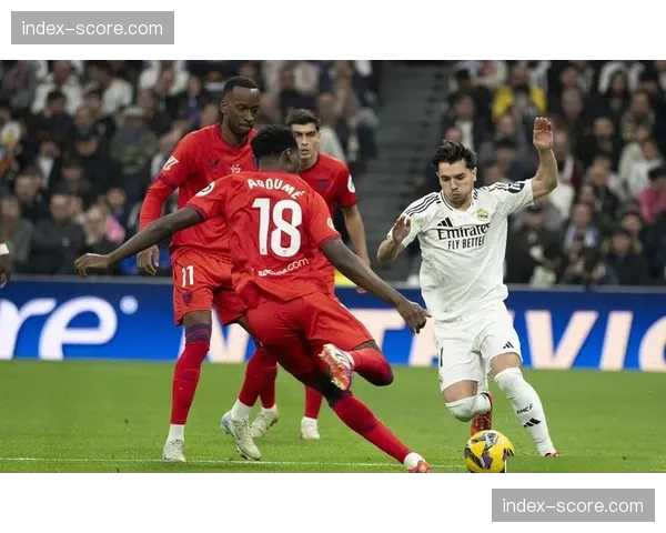 现场：西汉姆联主场致敬已故传奇球星，比赛第6分钟全场鼓掌