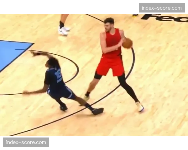 即时：里昂后卫因危险动作被直红罚下，十人应战