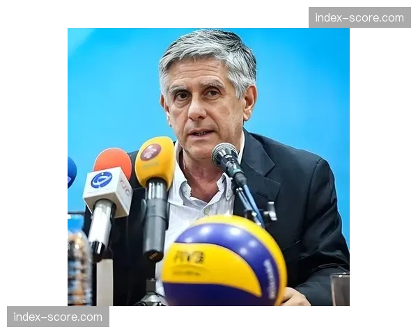 教练视角：镜头记录下波兰男排主教练海宁在暂停时，用平板电脑快速绘制战术路线的瞬间